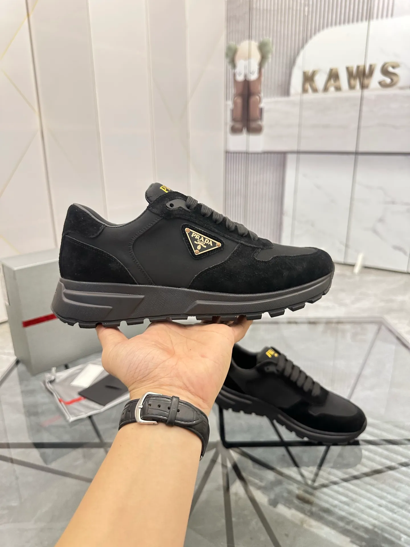 Men's shoes: 💰P580¥ High-end top quality Product trademark: Prada *"Prada*" low-top casual shoes Regular size: 38-45 (can be customized to 46) Product materials: upper imported first-layer nubuck leather spliced ​​with original materials, cowhide lining, cowhide feet, original outsole. Number: 832